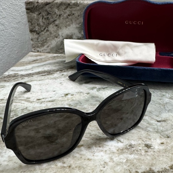 GUCCI Black/Gray Sunglasses - Picture 1 of 5